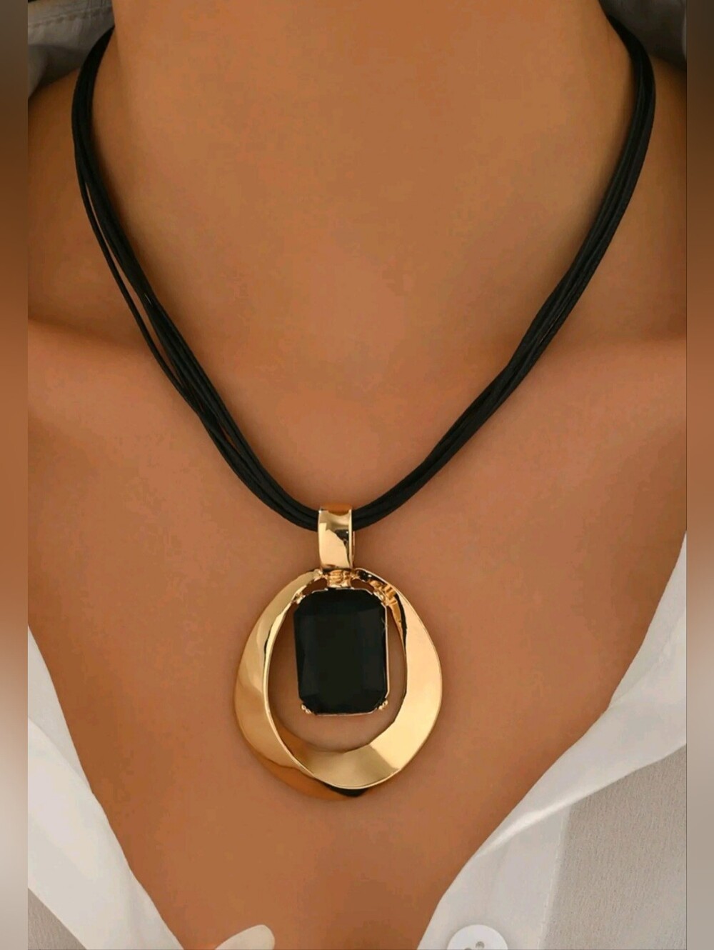 Gold Atmospheric Individual Black Rope Chain with Irregular Ring Pendant Inlaid